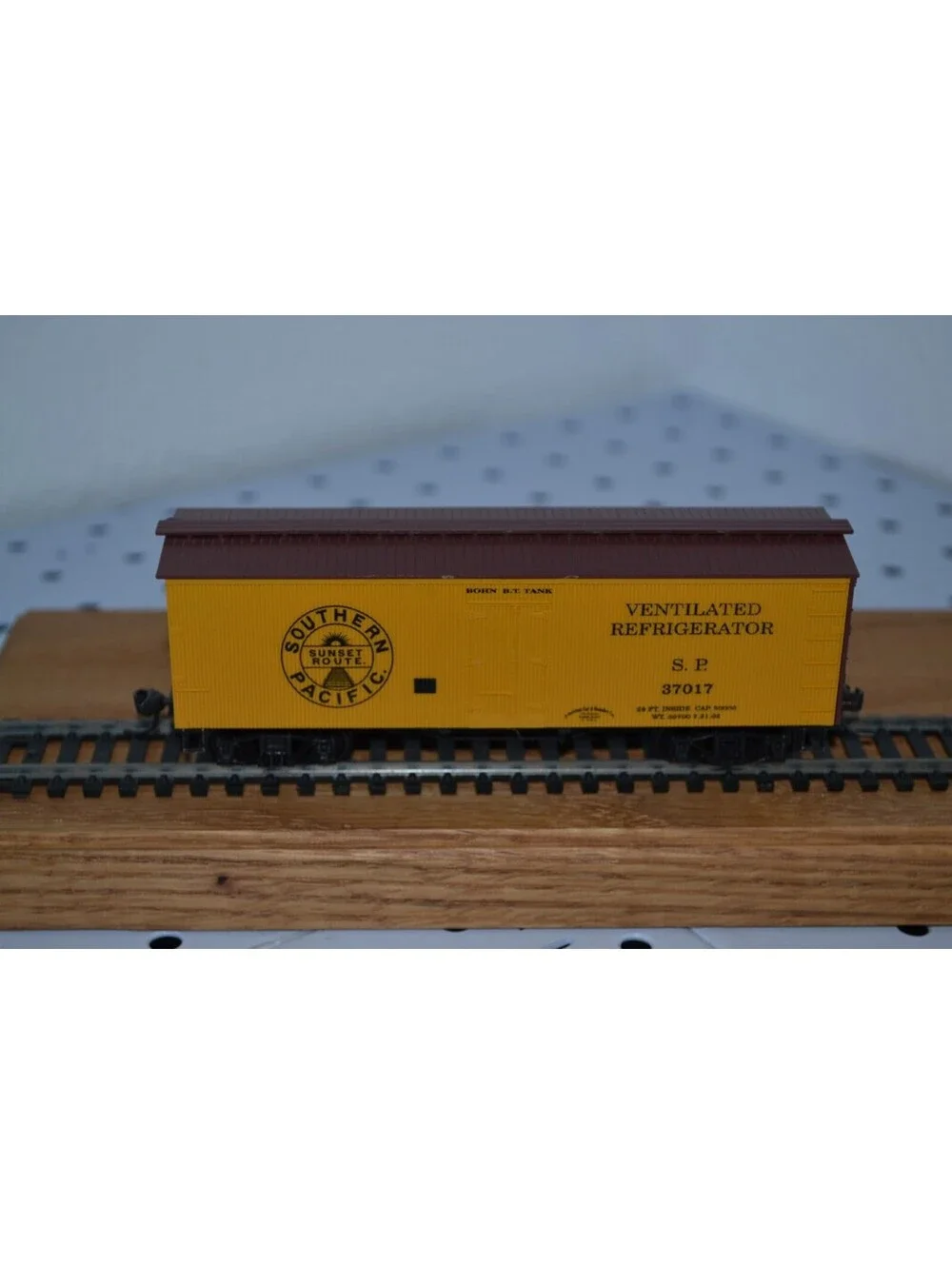 HO Scale Built Roundhouse? Southern Pacific 37017 Ventilated Refrigerator Reefer